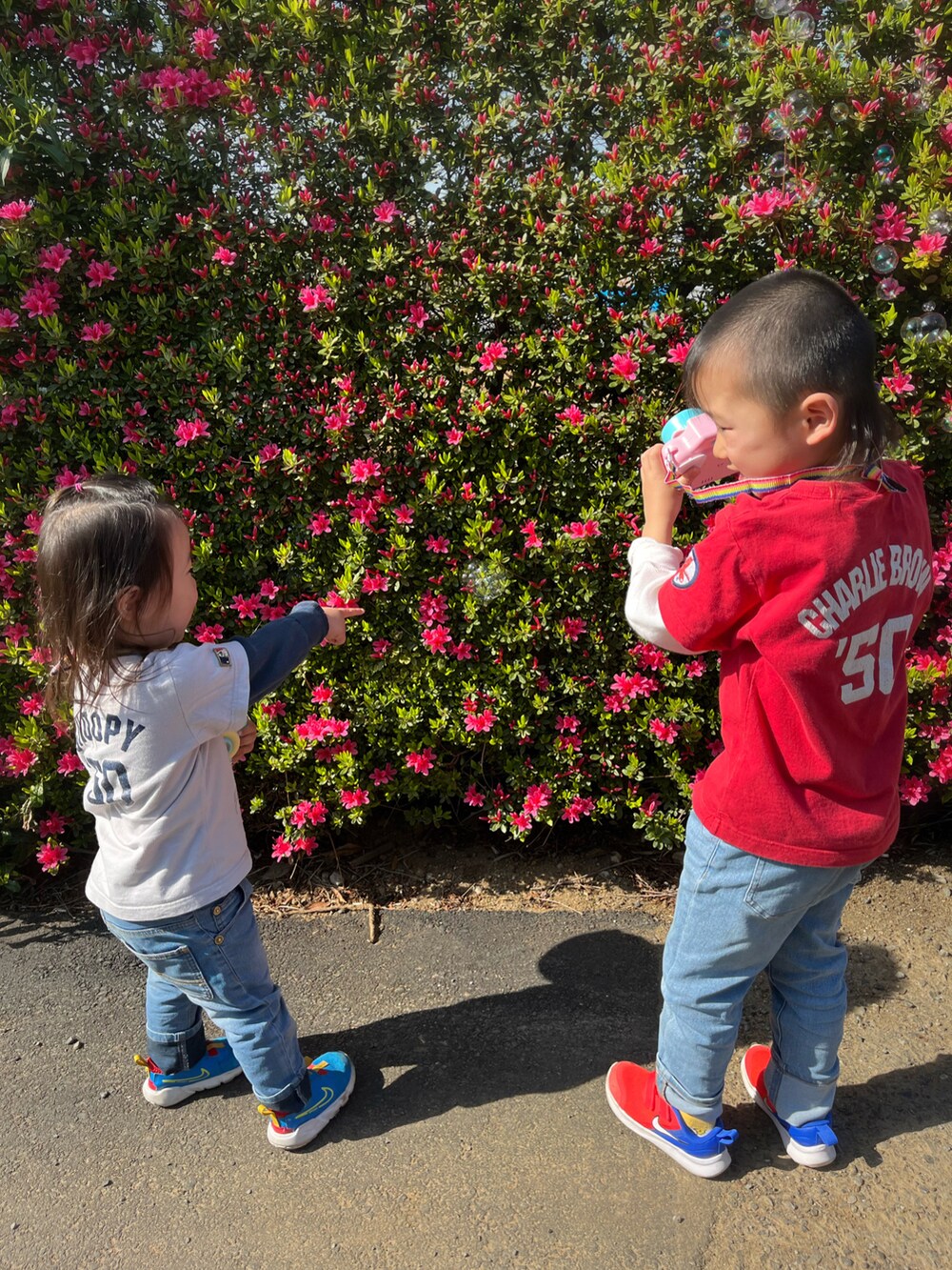 ブルー系のトップス、レッド系のトップス、ブルー系のデニムパンツを着用したキッズの春コーディネートの2枚目の写真