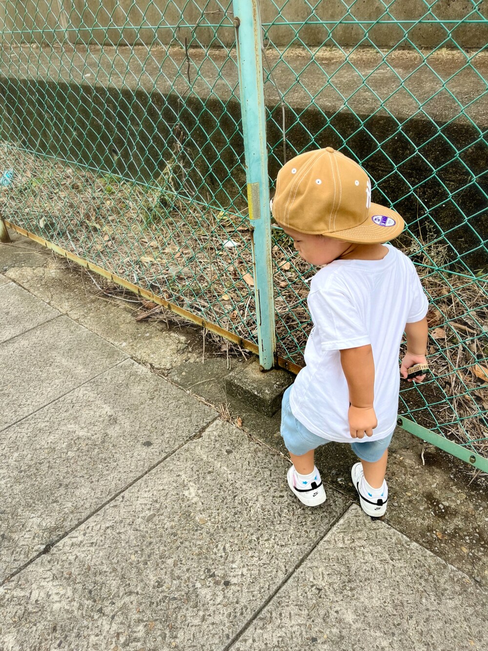 「キッズコーデ、キッズファッション、キャップ、ニューエラ、白Tシャツ、スヌーピー、デニム、デニムパンツ、NIKE、スウィーツ同盟会、デニムフェス2023」｜「NEW ERAのアイテム（キャップ、ベージュ系）」を使った、manaさん（キッズ・90cm）の秋コーディネートの2枚目の写真