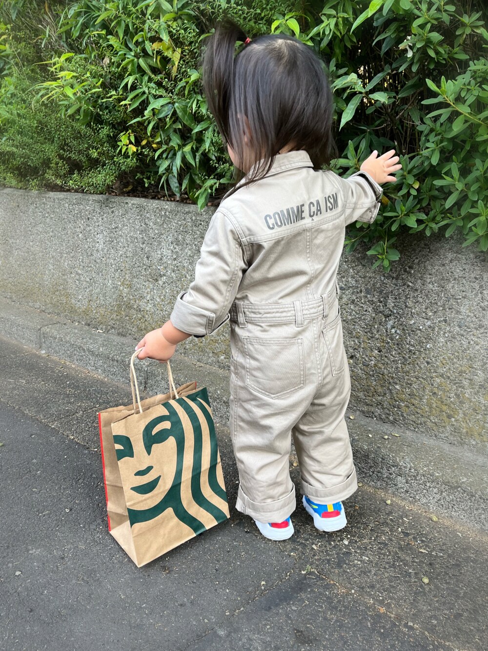 ベージュ系のつなぎ/オールインワン、ピンク系のスニーカー、ブラック系のニットキャップ/ビーニーを着用したキッズの冬コーディネートの3枚目の写真