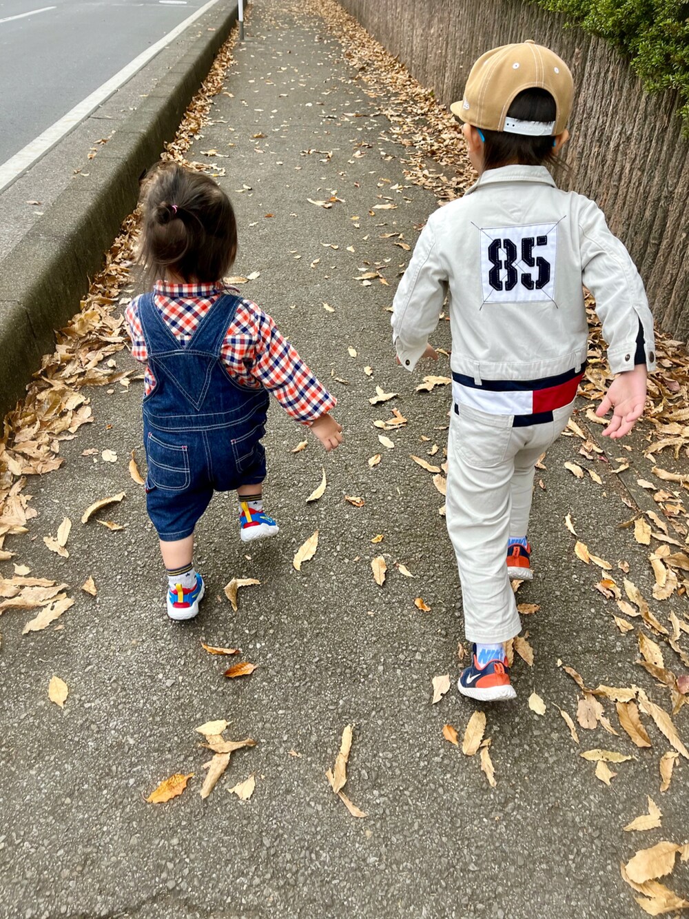 「お誕生日おめでとう！、5歳、誕生日、キッズファッション、キッズコーデ、兄弟コーディネート、キャップ、ニューエラ、つなぎ、オールインワン、サロペット、ベージュ、デニム、スニーカー」｜「NIKEの《NIKE》REVOLUTION 5 TDV ナイキ レボリューション ５ ＴＤＶ（スニーカー、ブルー系）」を使った、manaさん（キッズ・110cm）の冬コーディネートの2枚目の写真