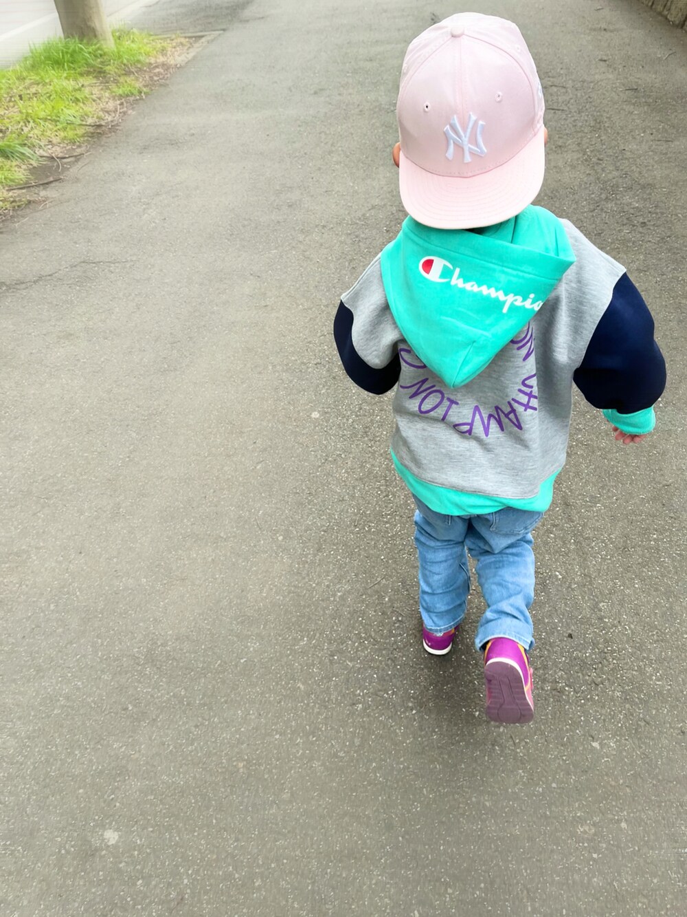 グリーン系のパーカー、ピンク系のスニーカー、ブルー系のその他パンツを着用したキッズの春コーディネートの2枚目の写真