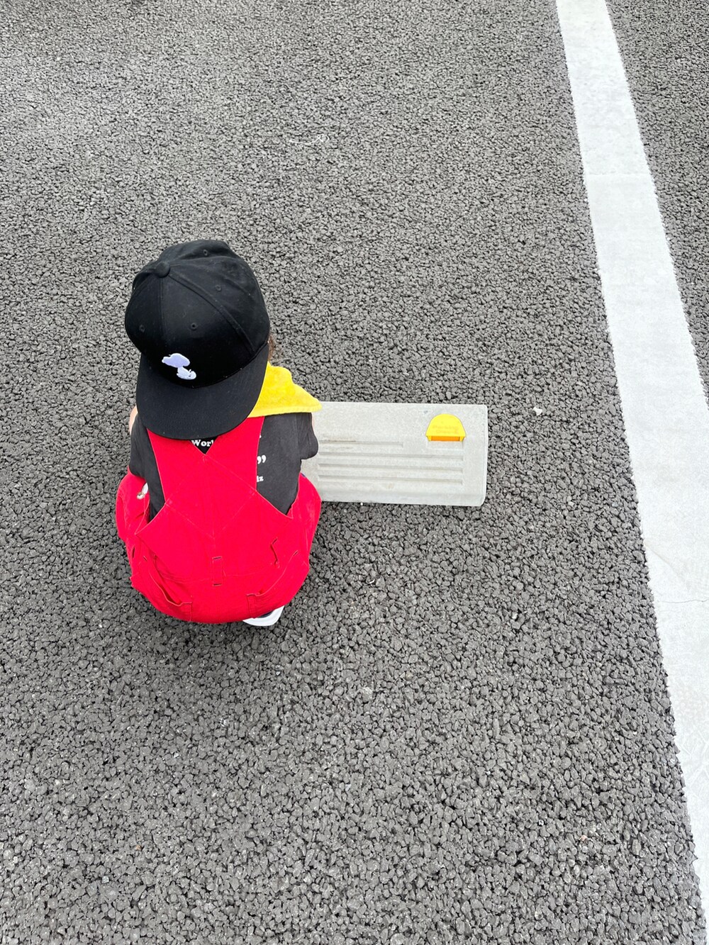 ブルー系のスニーカー、ブラック系のTシャツ/カットソー、レッド系のオールインワン・サロペットを着用したキッズの夏コーディネートの3枚目の写真