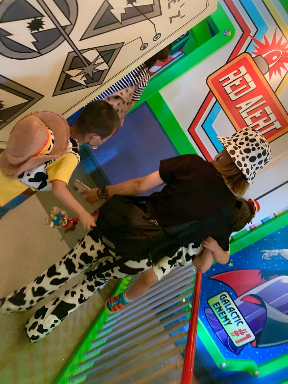 ブラック系のTシャツ/カットソー、ホワイト系のパンツ、ブラック系のスニーカーを着用したキッズの夏コーディネートの2枚目の写真