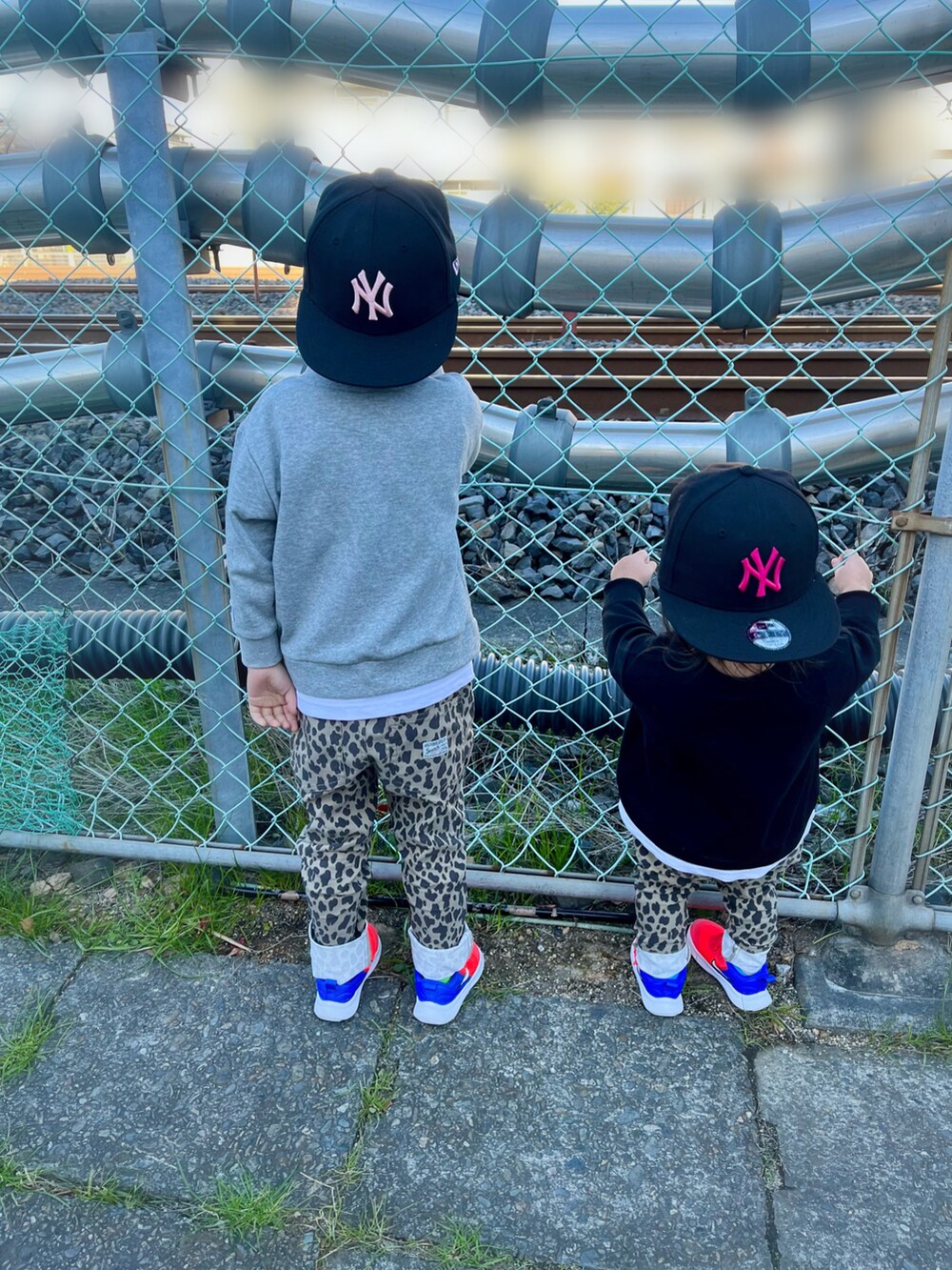 グレー系のトップス、ブラック系のトップス、ブラウン系のその他パンツを着用したキッズの冬コーディネートの2枚目の写真