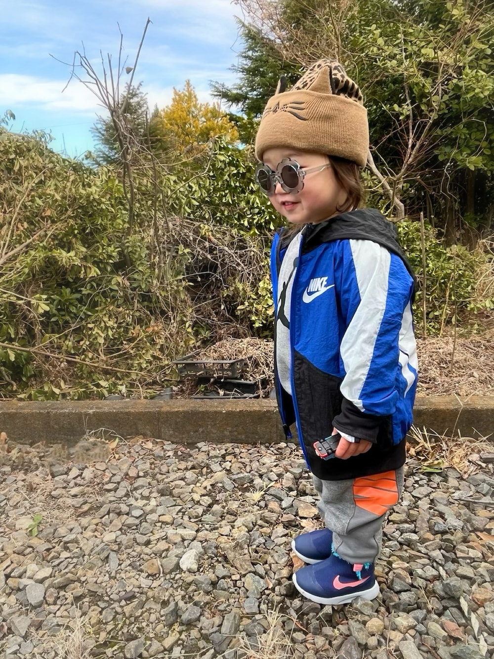 グレー系のスウェット、グレー系のスウェットパンツ、ブルー系のその他アウターを着用したキッズの冬コーディネートの2枚目の写真