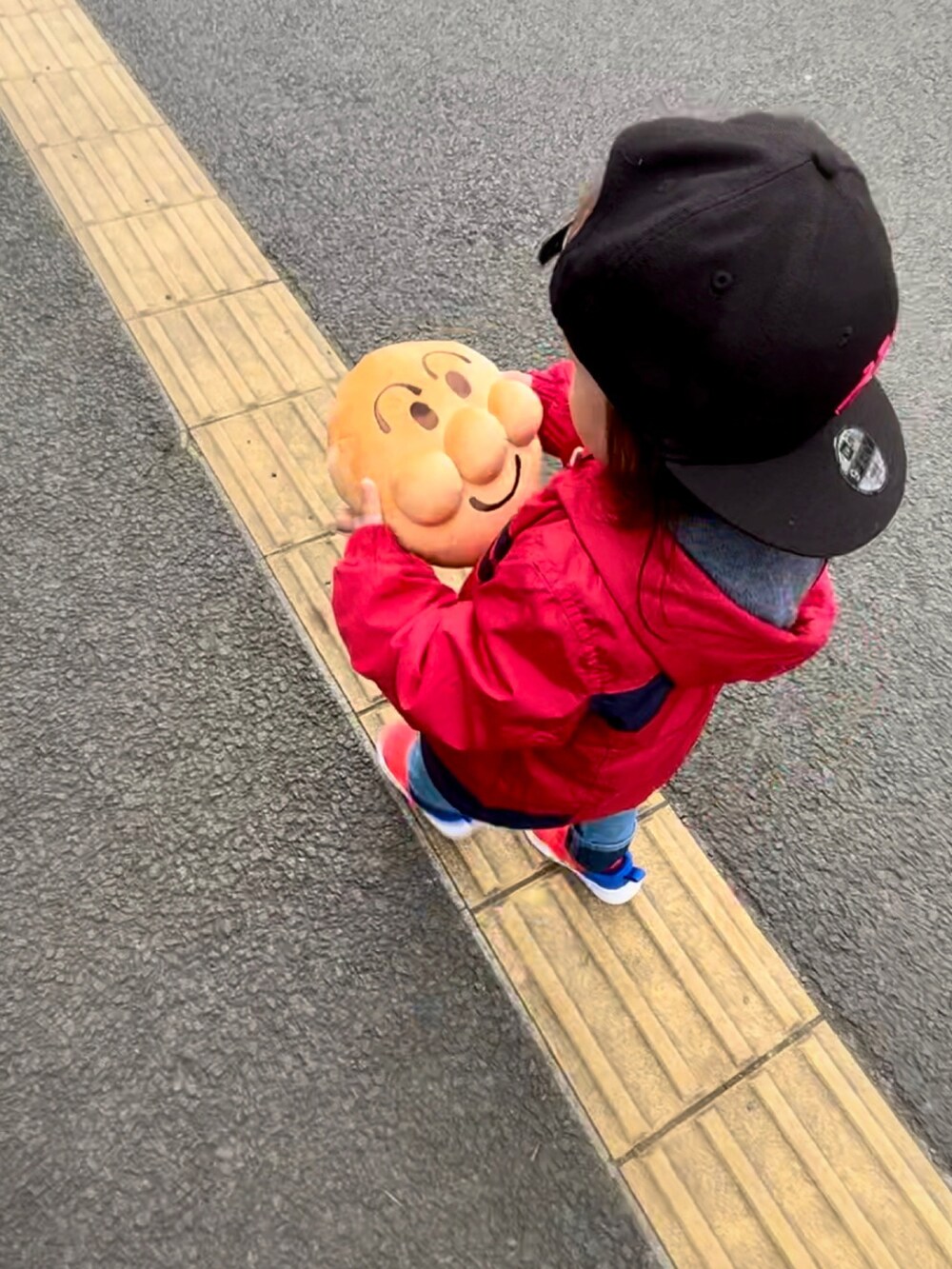 その他のバックパック/リュック、レッド系のジャケット/アウター、ブルー系のデニムパンツを着用したキッズの春コーディネートの2枚目の写真