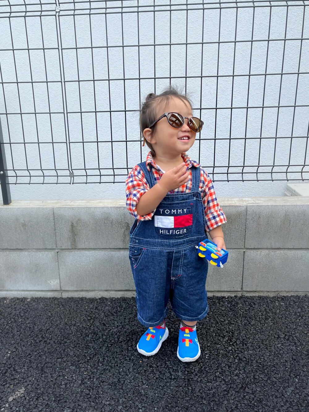 オレンジ系のシャツ/ブラウス、ブルー系のスニーカー、ブルー系のオールインワン・サロペットを着用したキッズの冬コーディネートの3枚目の写真