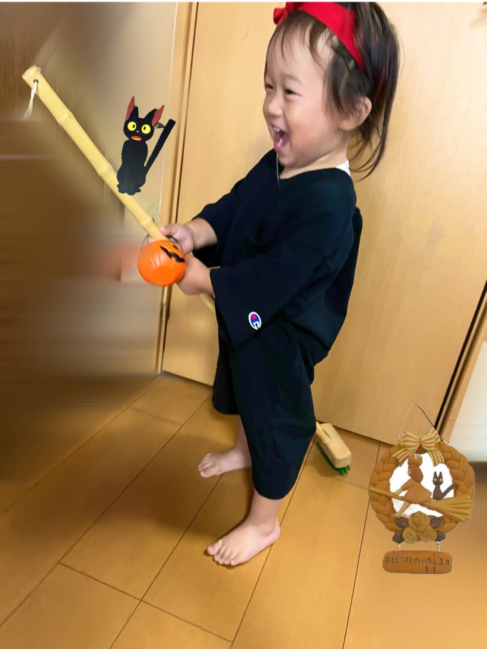 ホワイト系のニット/セーター、ブルー系のパンツ、レッド系のTシャツ/カットソーを着用したキッズの秋コーディネートの2枚目の写真