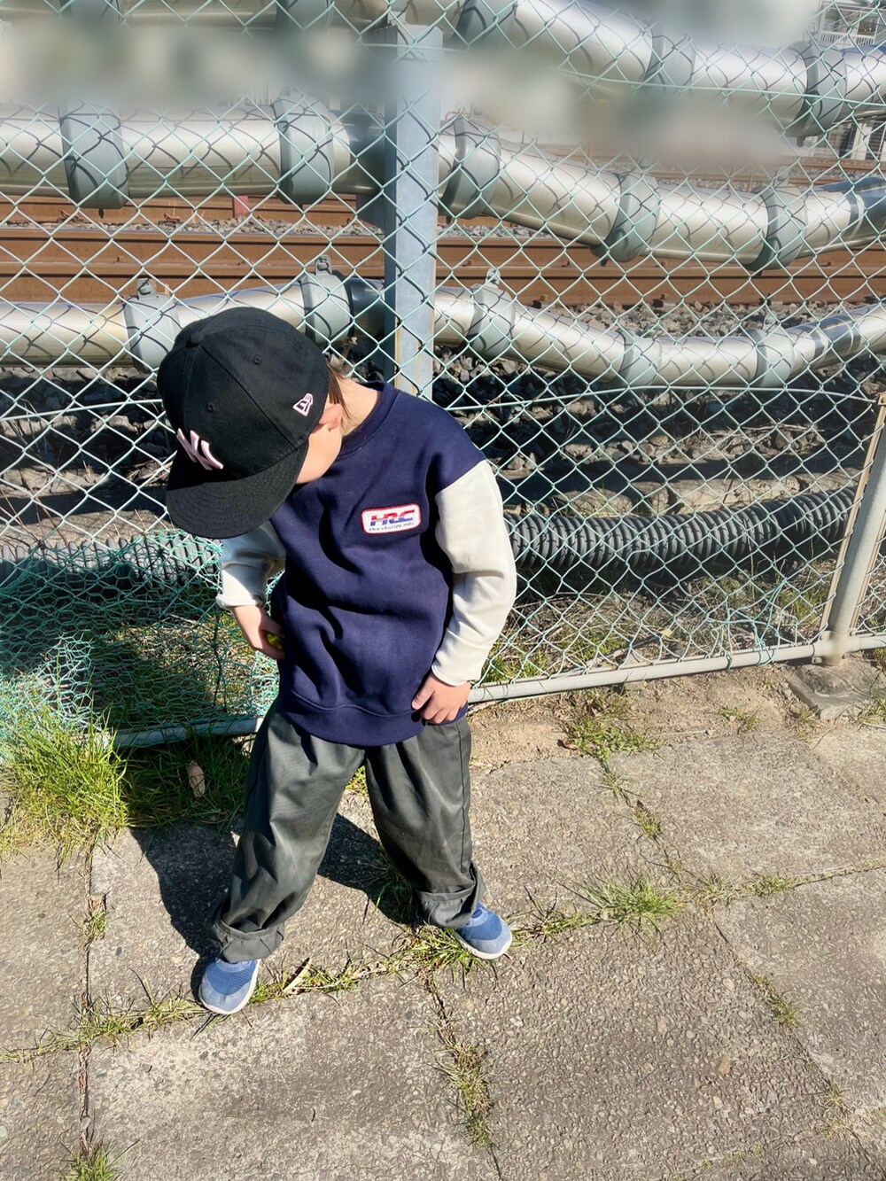 ブルー系のトップス、グリーン系のパンツ、ブルー系のスニーカーを着用したキッズの冬コーディネートの3枚目の写真