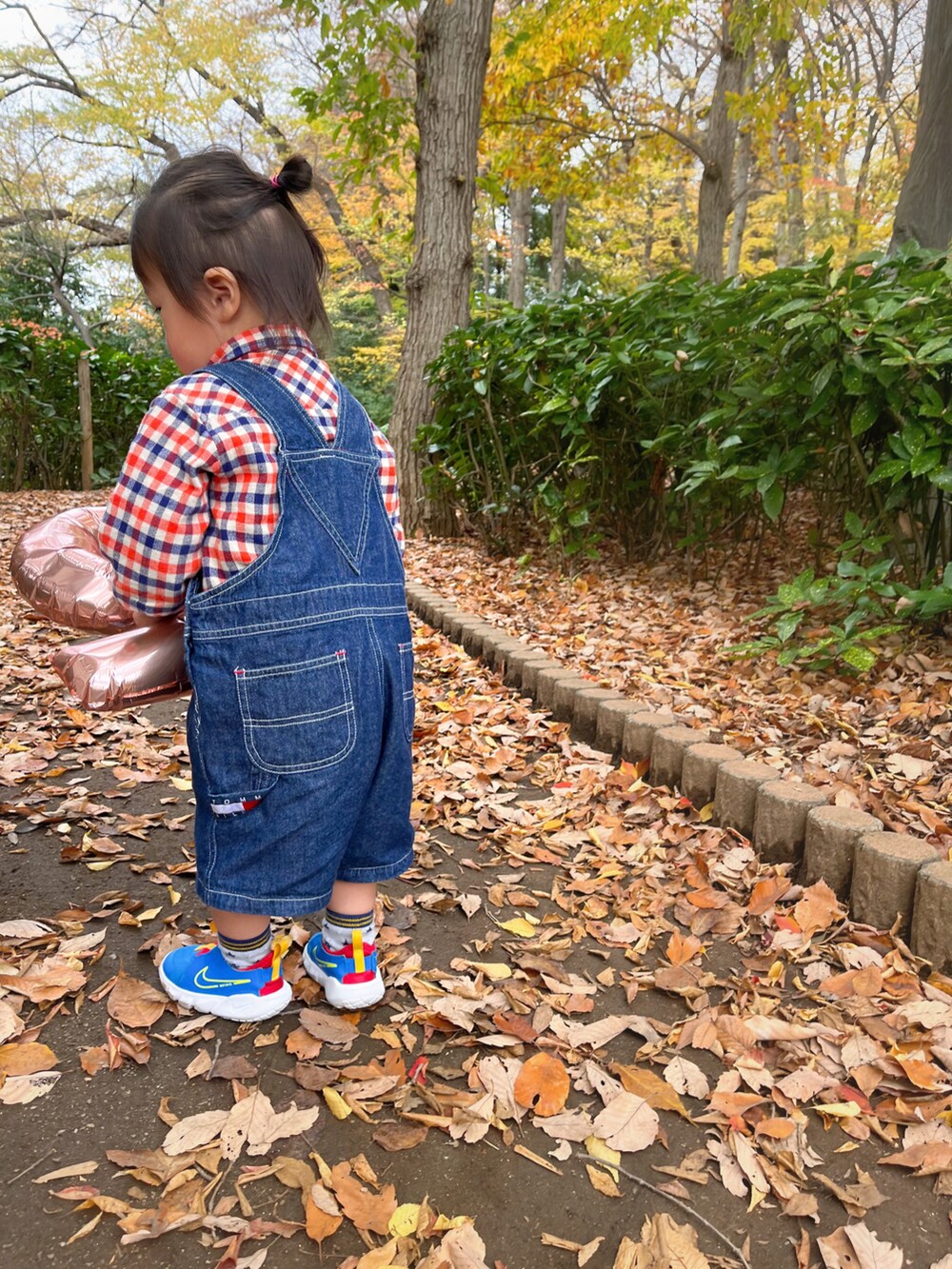 オレンジ系のシャツ/ブラウス、ブルー系のスニーカー、ブルー系のオールインワン・サロペットを着用したキッズの冬コーディネートの2枚目の写真
