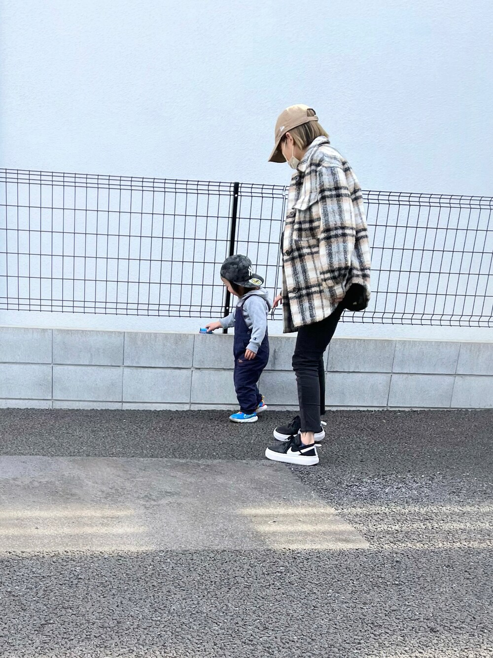 ベージュ系のジャケット/アウター、ベージュ系のスウェット、ブラック系のスニーカーを着用したレディースの春コーディネートの2枚目の写真