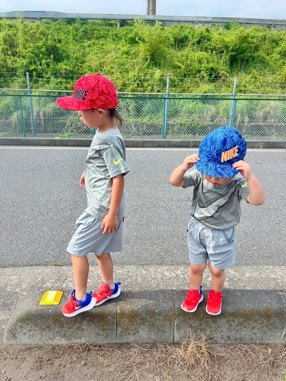 グレー系のTシャツ/カットソー、グリーン系のその他パンツ、グリーン系のその他パンツを着用したキッズの夏コーディネートの2枚目の写真