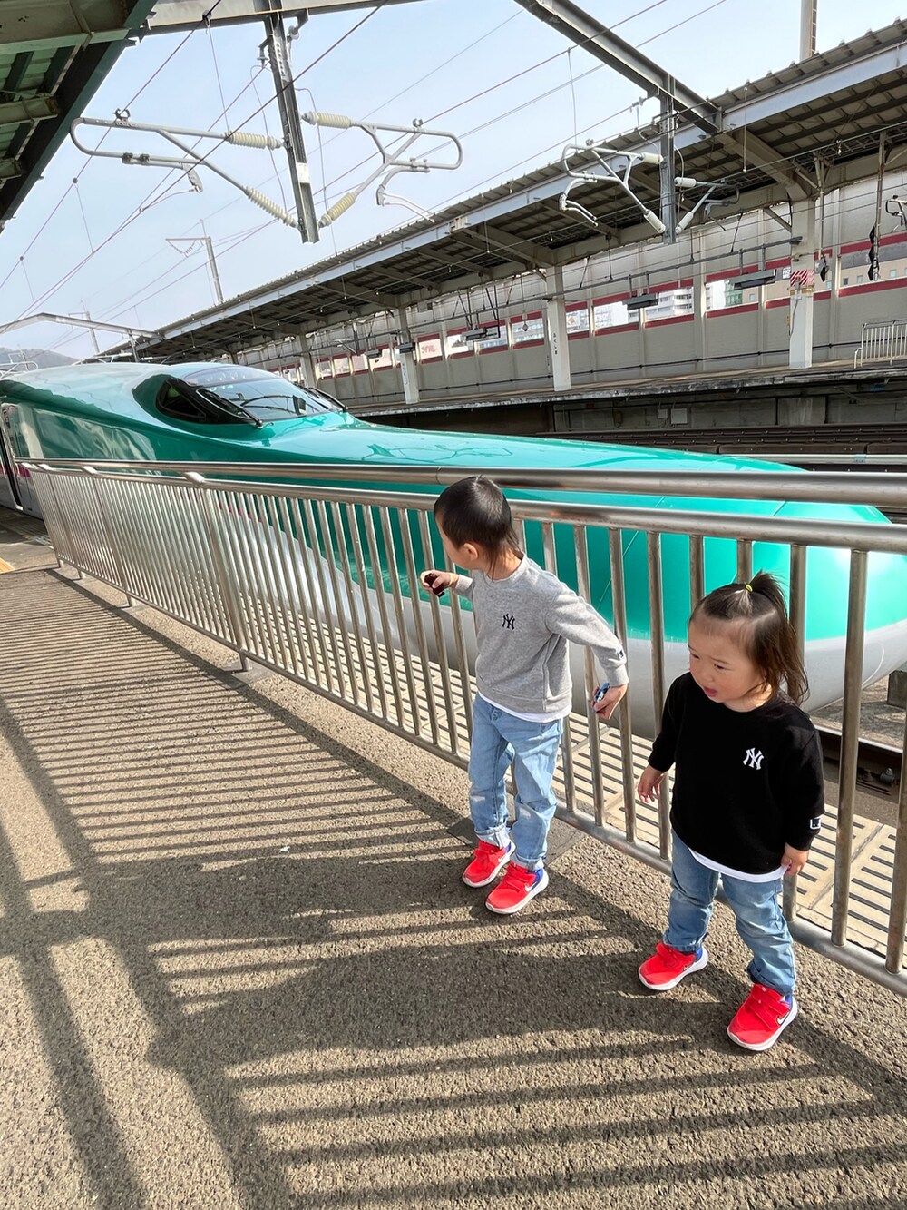 その他のバックパック/リュック、レッド系のジャケット/アウター、ブルー系のデニムパンツを着用したキッズの春コーディネートの4枚目の写真