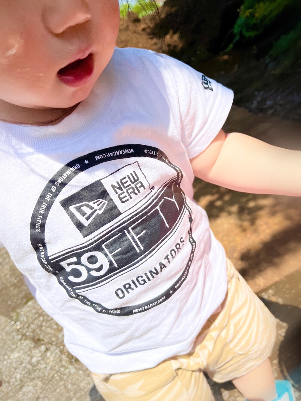 ホワイト系のTシャツ/カットソー、ピンク系のスニーカー、ベージュ系のその他パンツを着用したキッズの春コーディネートの2枚目の写真