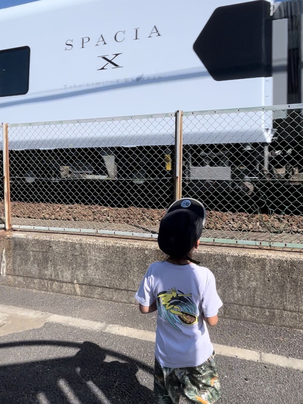 パープル系のTシャツ/カットソー、パープル系のTシャツ/カットソー、グリーン系のその他パンツを着用したキッズの夏コーディネートの2枚目の写真