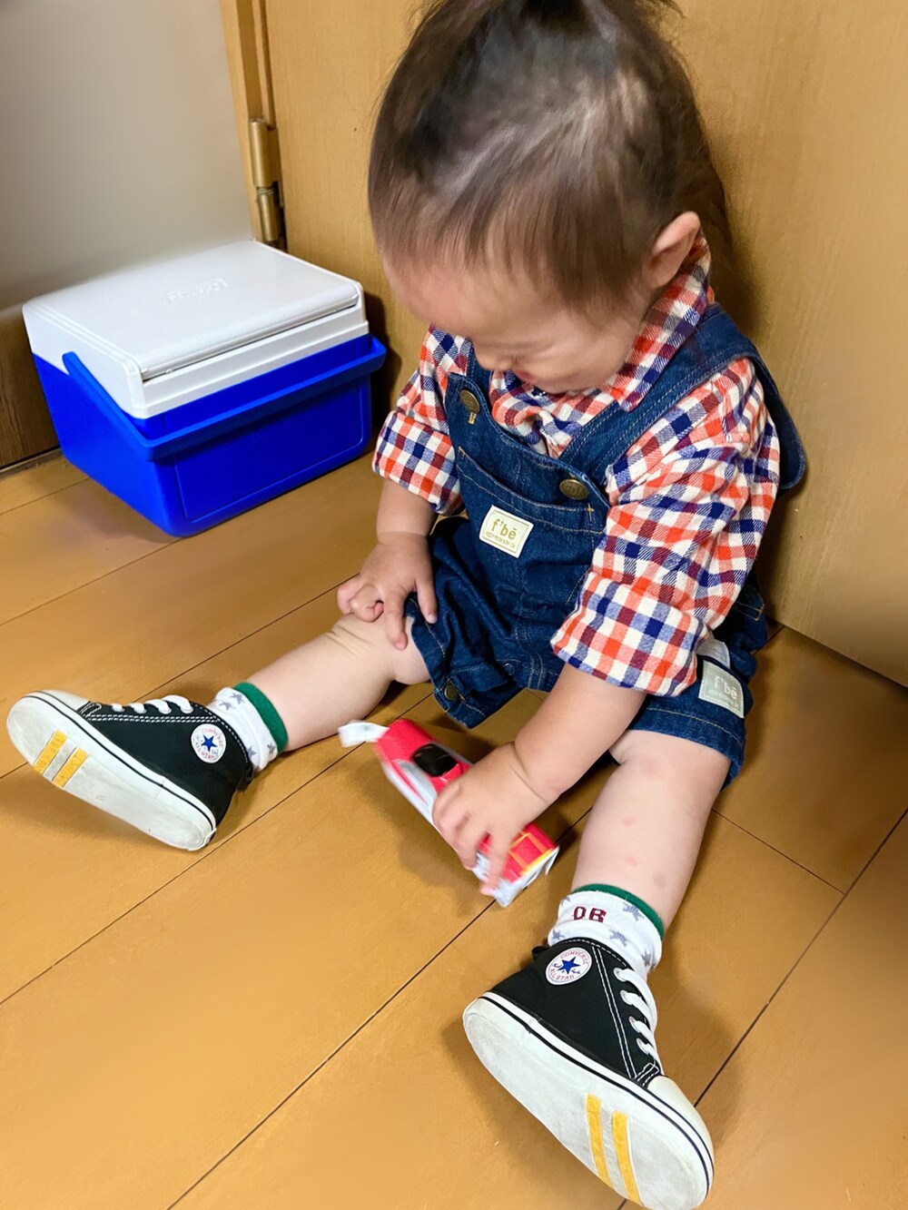 ブラック系のスニーカー、オレンジ系のシャツ/ブラウス、ブルー系のサロペット/オーバーオールを着用したキッズの夏コーディネートの2枚目の写真