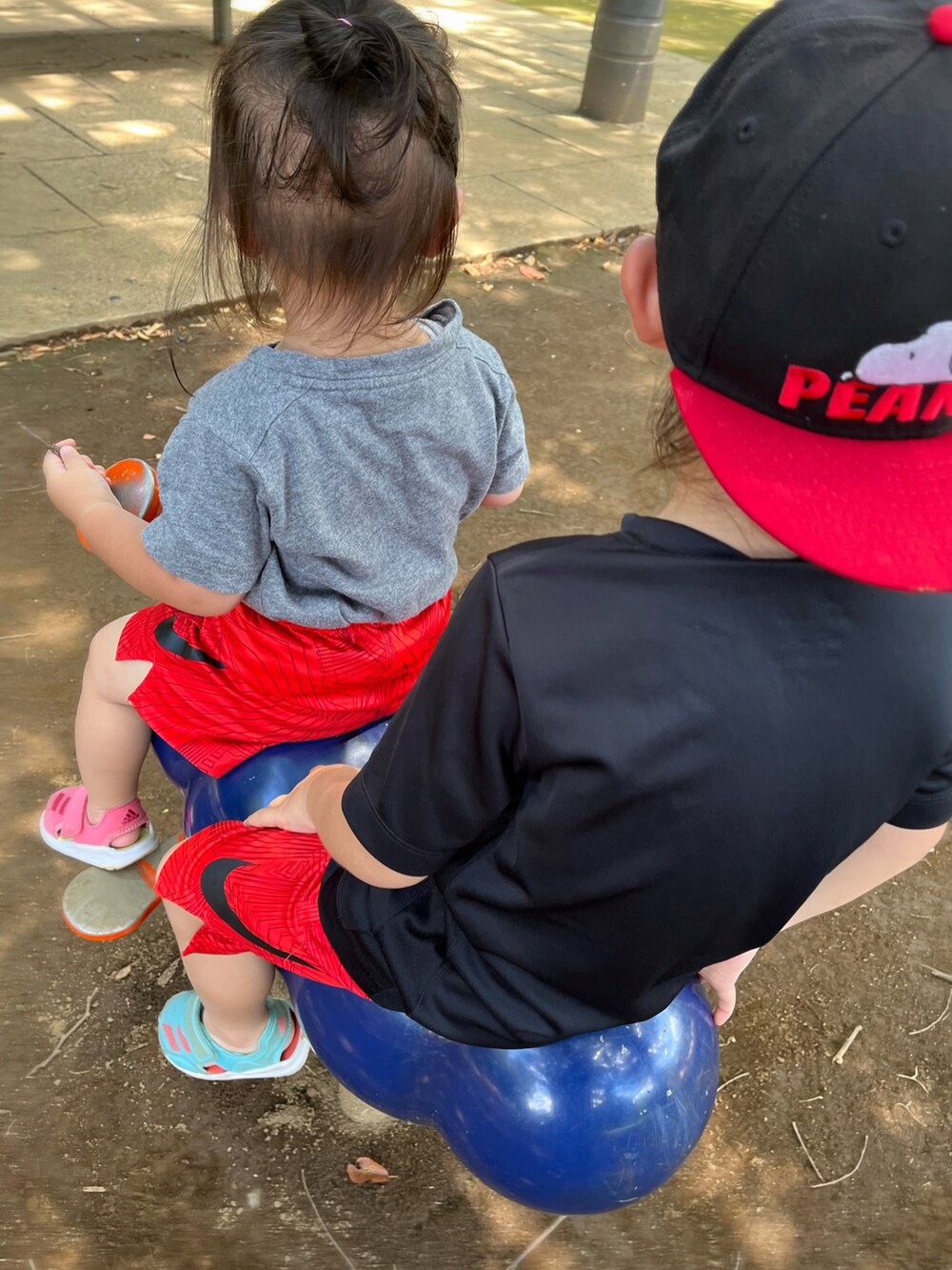 グリーン系のサンダル、ピンク系のサンダル、レッド系のパンツを着用したキッズの夏コーディネートの2枚目の写真