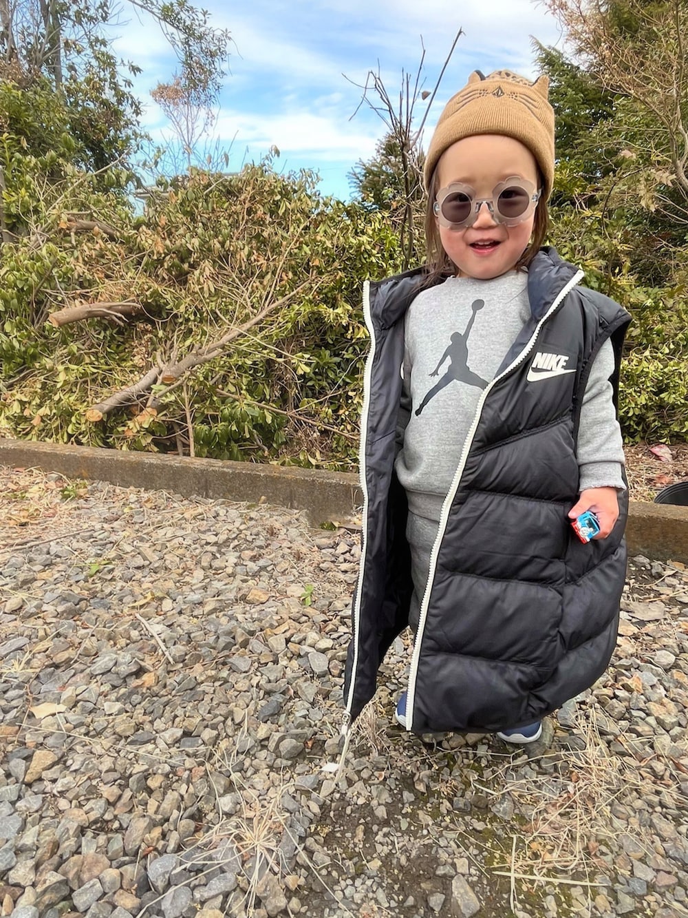 グレー系のスウェット、グレー系のスウェットパンツ、ブルー系のその他アウターを着用したキッズの冬コーディネートの3枚目の写真