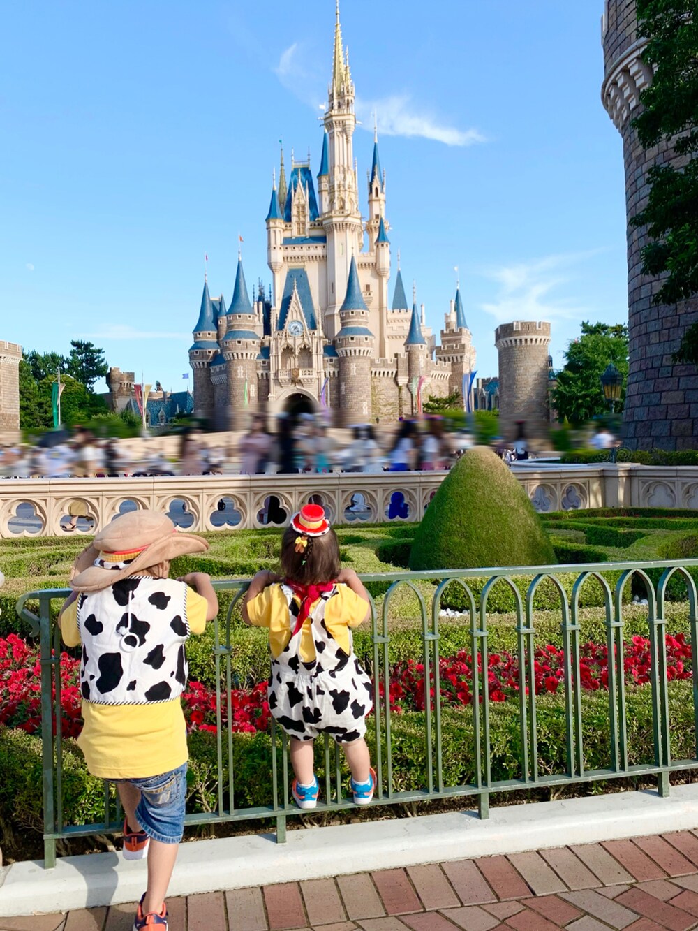 ブラック系のTシャツ/カットソー、ホワイト系のパンツ、ブラック系のスニーカーを着用したキッズの夏コーディネートの3枚目の写真