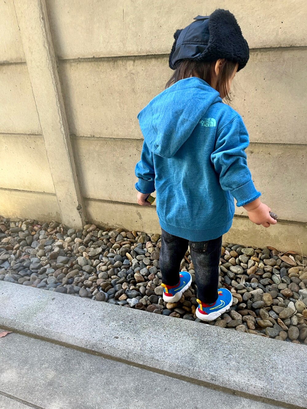 ブルー系のパンツ、ブルー系のスニーカー、ブルー系のパーカーを着用したキッズの冬コーディネートの2枚目の写真