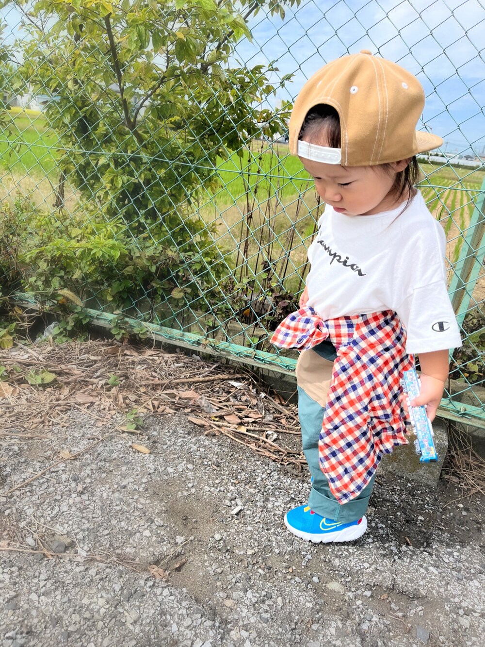 グリーン系のその他パンツ、ブルー系のスニーカー、オレンジ系のシャツ/ブラウスを着用したキッズの秋コーディネートの2枚目の写真