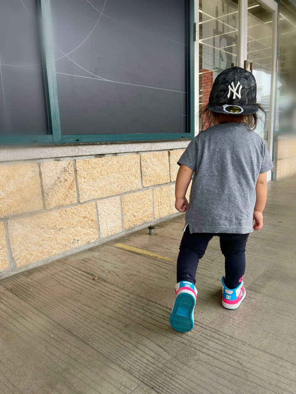 グレー系のTシャツ/カットソー、ピンク系のスニーカー、ブラック系のレギンス/スパッツを着用したキッズの秋コーディネートの3枚目の写真