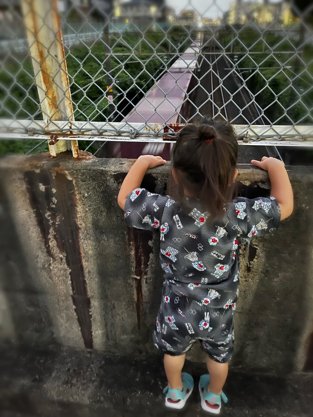 ホワイト系のスニーカー、ブラック系のスニーカー、ブラック系の水着/着物・浴衣を着用したキッズの夏コーディネートの2枚目の写真