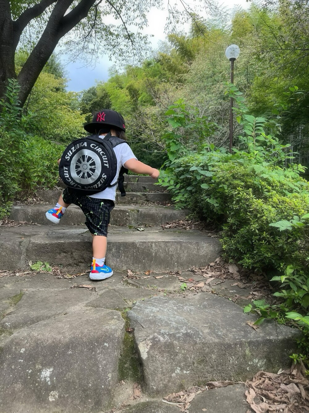 ブルー系のスニーカー、ブラック系のパンツ、ホワイト系のTシャツ/カットソーを着用したキッズの秋コーディネートの2枚目の写真