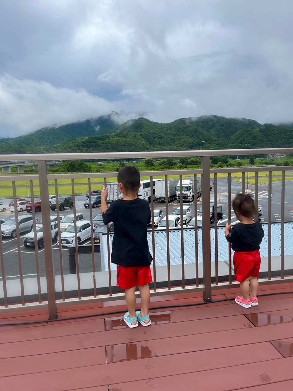 ブラック系のTシャツ/カットソー、レッド系のパンツ、ブルー系のスニーカーを着用したキッズの秋コーディネートの2枚目の写真