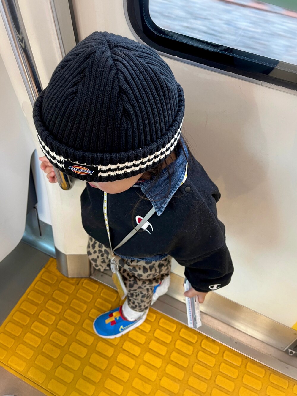 ブルー系のシャツ/ブラウス、ブラック系のスウェット、ブルー系のスニーカーを着用したキッズの冬コーディネートの2枚目の写真