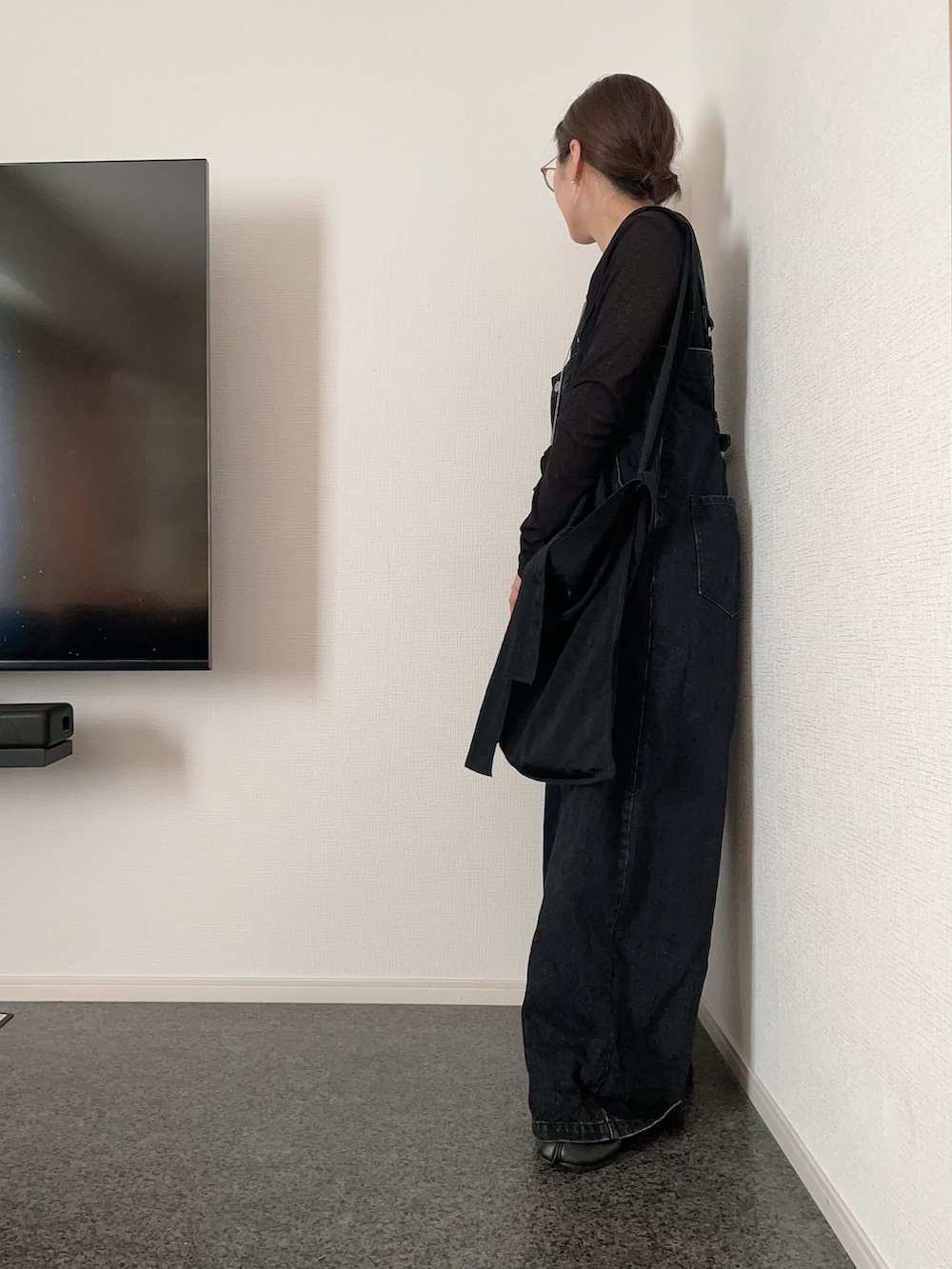 ブラック系のTシャツ/カットソー、ブラック系のサロペット/オーバーオール、ブラック系のトートバッグを着用したレディースの秋コーディネートの2枚目の写真