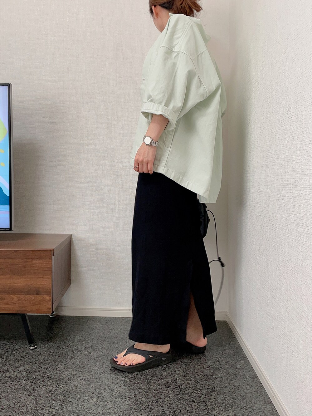 「キャミワンピ、ワークシャツ、UNIQLO、きれいめカジュアル、大人カジュアル、オーバーサイズ、ビッグシルエット、サンダル、低身長、ハンドバッグ、シンプル、UNIQLO U、シャツスタイル、シンプルコーデ」｜「UNIQLOのアイテム（シャツ/ブラウス、ブルー系）」を使った、massssさん（レディース・152cm）の春コーディネートの3枚目の写真