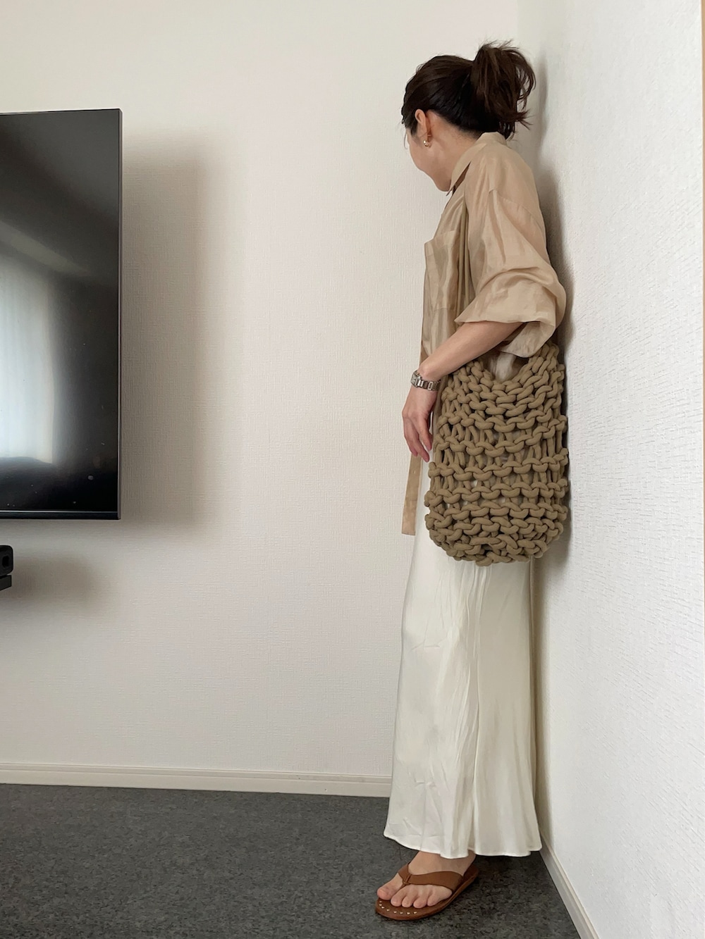 ベージュ系のシャツ/ブラウス、ベージュ系のTシャツ/カットソー、ブラウン系のショルダーバッグを着用したレディースの春コーディネートの2枚目の写真