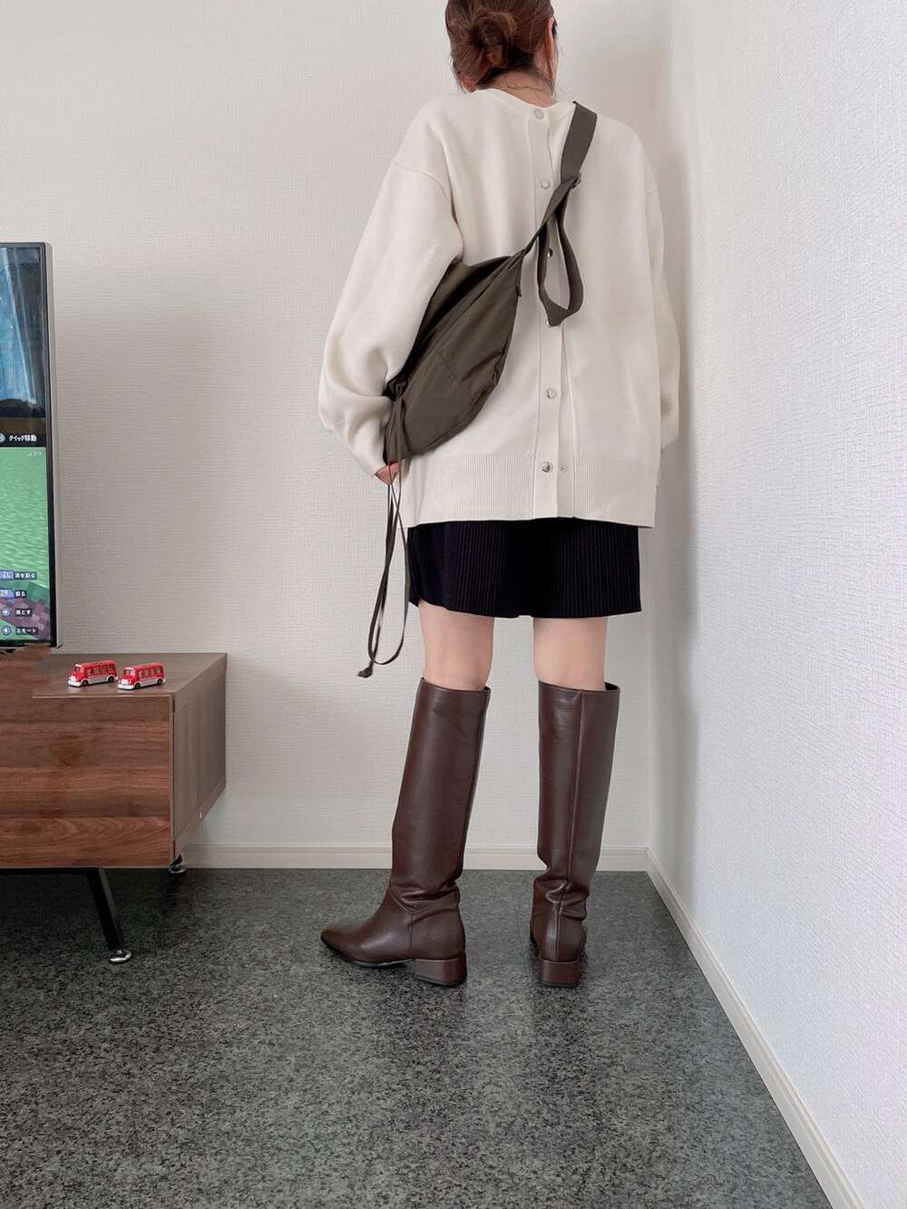 ホワイト系のカーディガン/ボレロ、ホワイト系のショルダーバッグ、ブラック系のその他パンツを着用したレディースの秋コーディネートの2枚目の写真