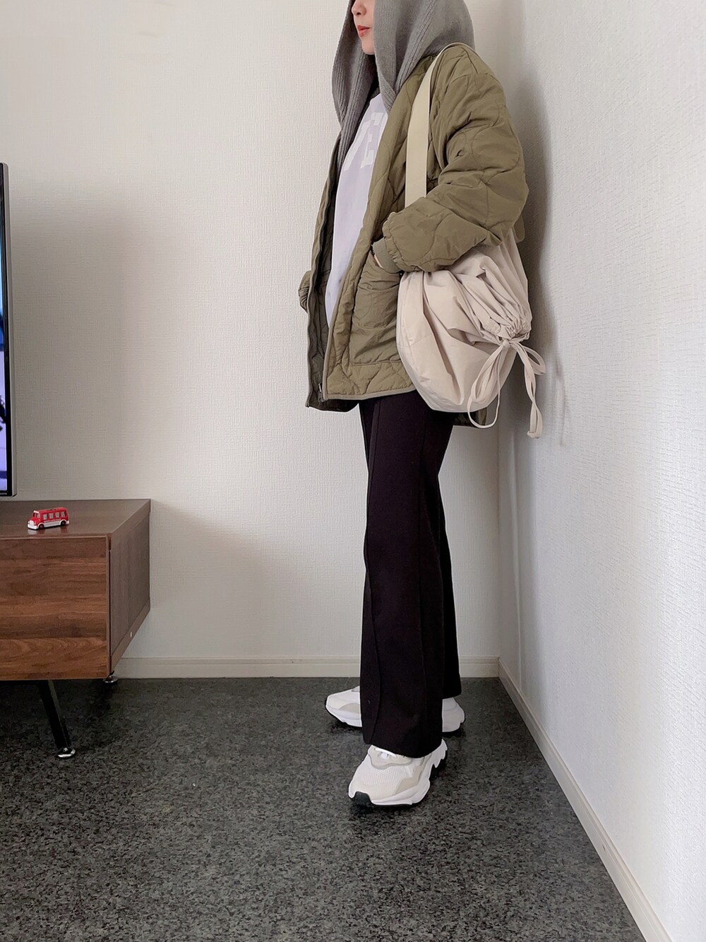 「冬コーデ、ロゴスウェット、キルティングジャケット、バラクラバ、UNIQLO、パンツスタイル、メンズライク、きれいめカジュアル、大人カジュアル、低身長、ホワイトスニーカー、スニーカー」｜「CIAOPANIC TYPYのバラクラバフードマフラー（マフラー、グレー系）」を使った、massssさん（レディース・152cm）の冬コーディネートの2枚目の写真