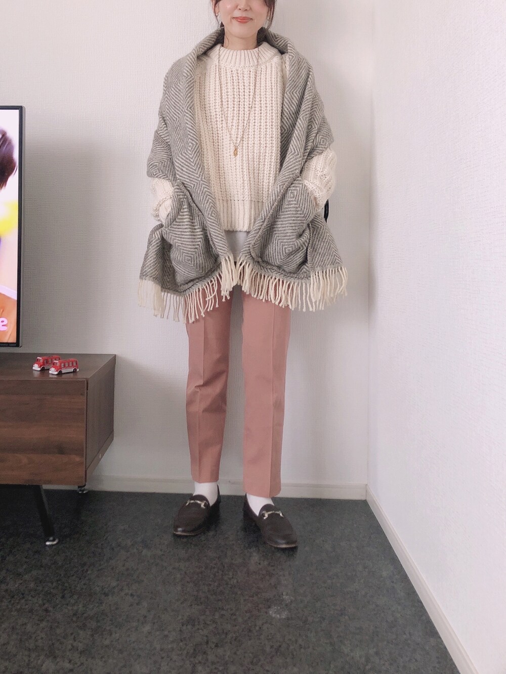 ホワイト系のニット/セーター、ホワイト系のバッグ、ブラウン系のその他シューズを着用したレディースの冬コーディネートの2枚目の写真