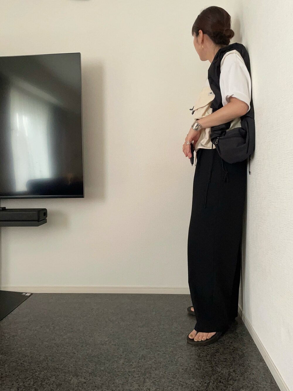 ホワイト系のTシャツ/カットソー、ホワイト系のベスト、ブラック系のパンツを着用したレディースの夏コーディネートの2枚目の写真