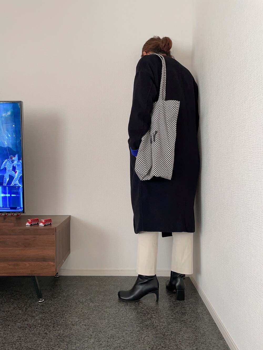 「冬コーデ、ロングコート、レイヤードスタイル、GU、UNIQLO、プチプラ、ブーツ、トートバッグ、きれいめカジュアル、大人カジュアル、低身長、パンツスタイル、シンプルコーデ、シンプル、着回しコーデ」｜「ENFOLDのアイテム（ジャケット/アウター、ブラック系）」を使った、massssさん（レディース・152cm）の秋コーディネートの2枚目の写真