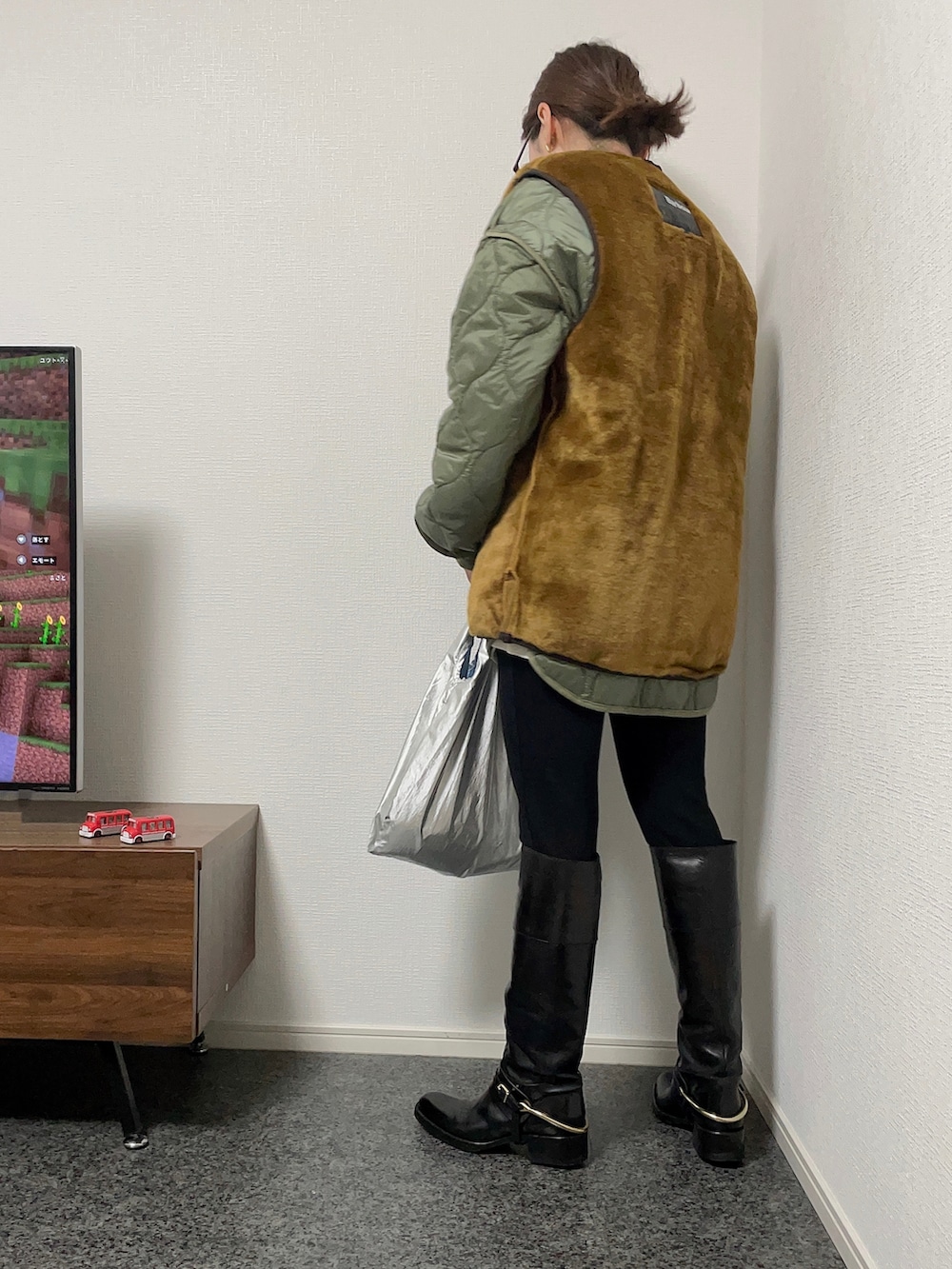 ブラウン系のその他アウター、グリーン系のミリタリージャケット、ホワイト系のカーディガン/ボレロを着用したレディースの冬コーディネートの2枚目の写真