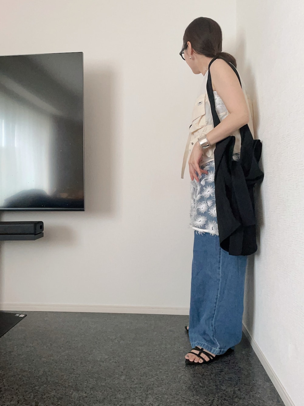 ブルー系のデニムパンツ、ホワイト系のTシャツ/カットソー、ブラック系のトートバッグを着用したレディースの夏コーディネートの2枚目の写真
