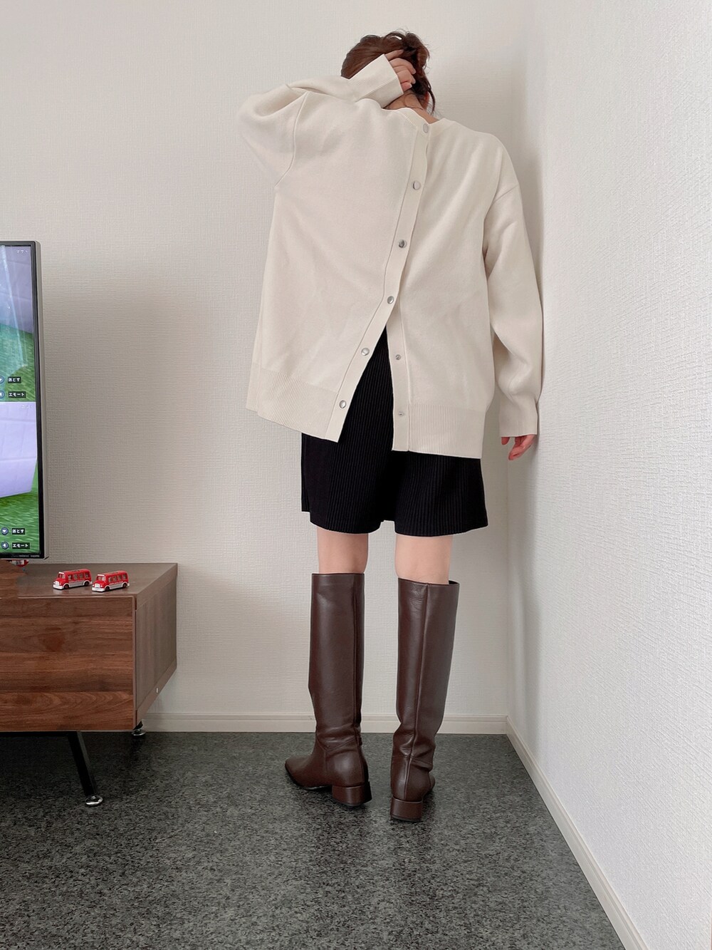 ホワイト系のカーディガン/ボレロ、ホワイト系のショルダーバッグ、ブラック系のその他パンツを着用したレディースの秋コーディネートの3枚目の写真