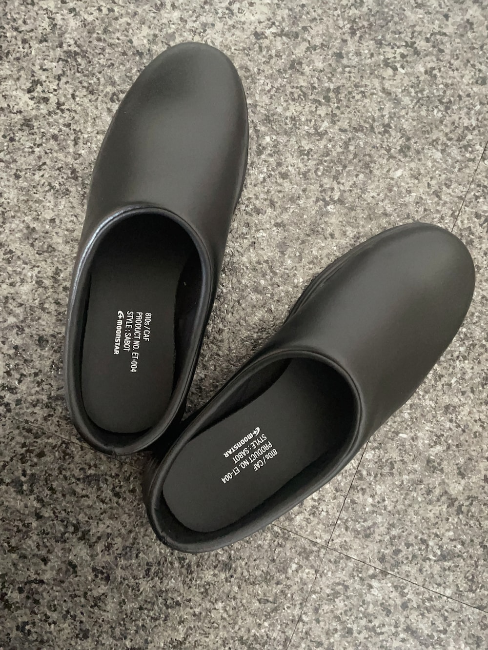 ブラック系のハンドバッグ、ホワイト系のカーディガン/ボレロ、ブラック系のパンツを着用したレディースの秋コーディネートの3枚目の写真