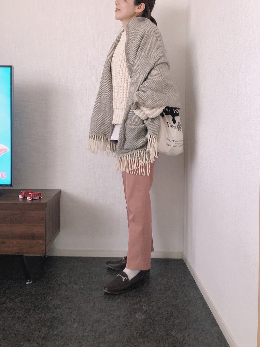 ホワイト系のニット/セーター、ホワイト系のバッグ、ブラウン系のその他シューズを着用したレディースの冬コーディネートの3枚目の写真