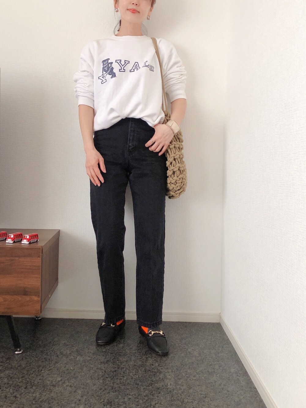 「シンプルコーデ、オトナ女子、きれいめカジュアル、オトナカジュアル、デニムパンツ、ローファー、ロゴスウェット、モッズコート、M65、カラーソックス、カジュアル、メンズライク」｜「古着のアイテム（モッズコート、グリーン系）」を使った、massssさん（レディース・152cm）の春コーディネートの2枚目の写真