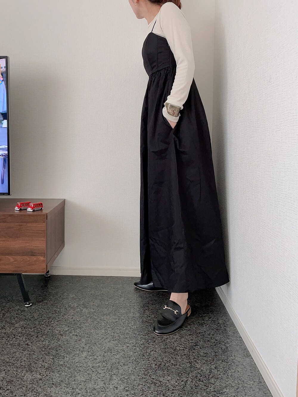 「シンプルコーデ、モノトーン、きれいめカジュアル、大人カジュアル、大人ガーリー、キャップ、キャミワンピ、プチプラ、GU、春コーデ、低身長、シアートップス」｜「NEW ERAの【別注】＜NEW ERA＞MLB 920 ロゴキャップ（キャップ、ブラック系）」を使った、massssさん（レディース・152cm）の春コーディネートの3枚目の写真