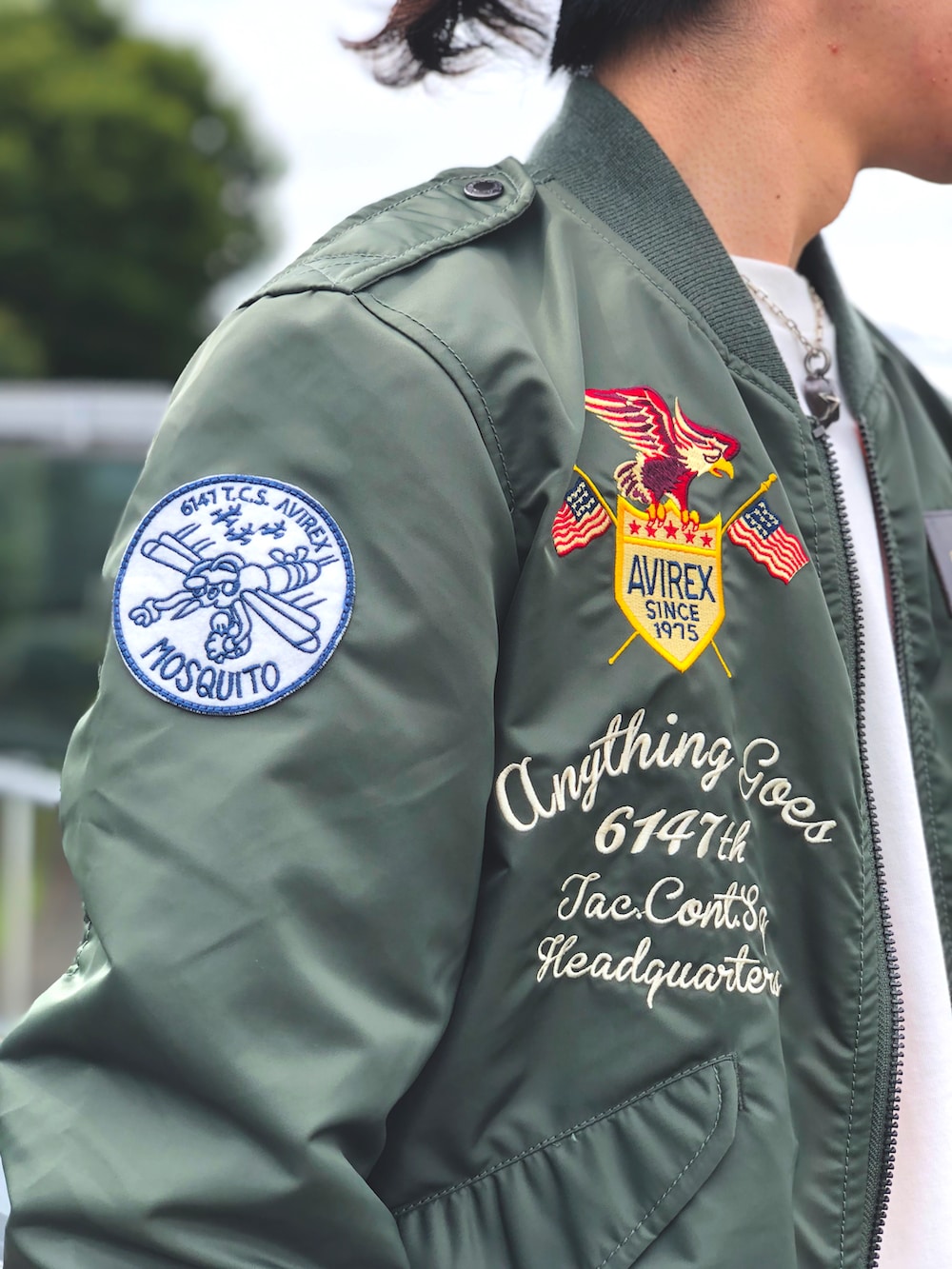 ホワイト系のTシャツ/カットソー、ブルー系のブルゾン、その他のデニムパンツを着用したメンズの秋コーディネートの5枚目の写真