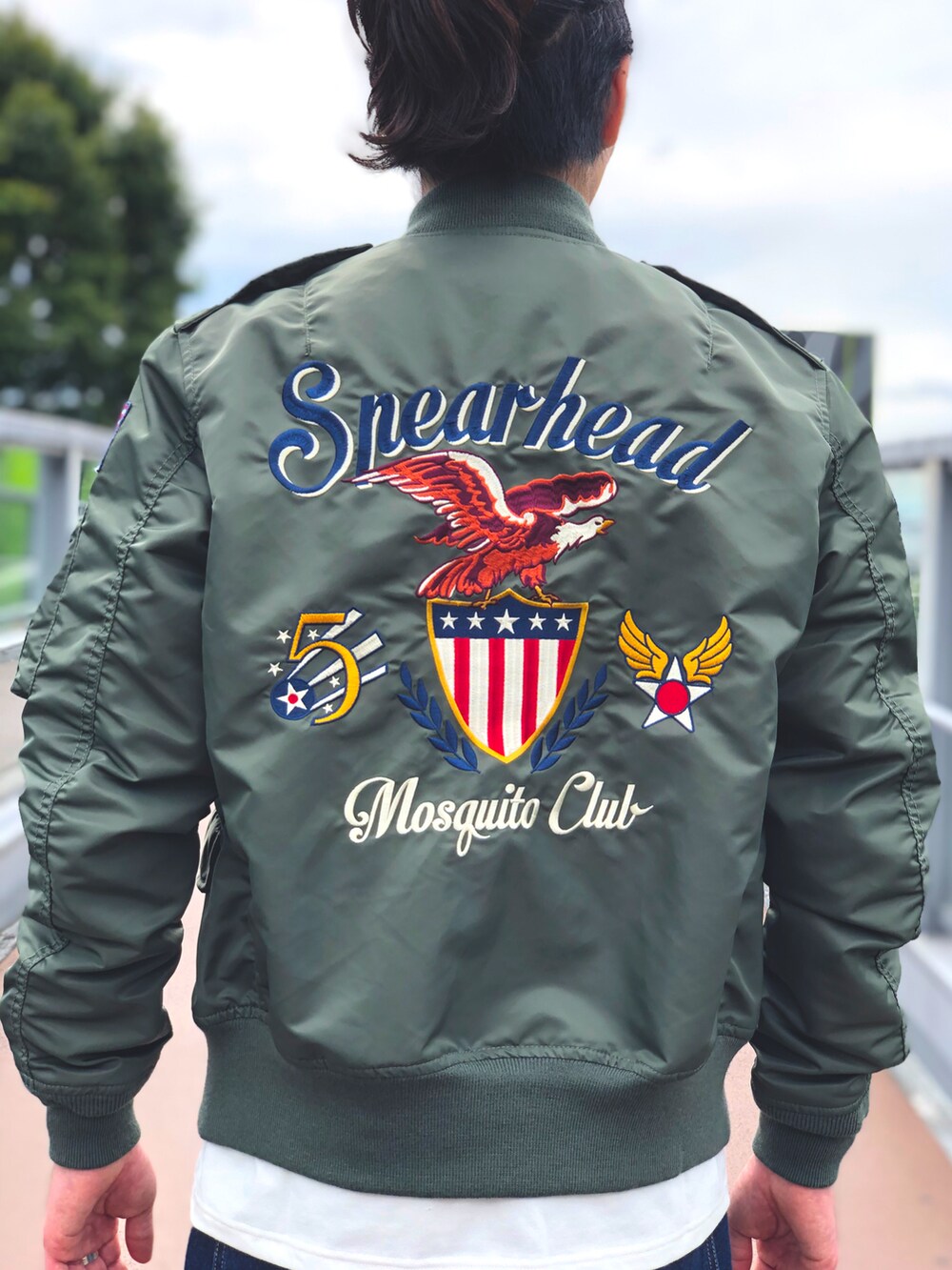 ホワイト系のTシャツ/カットソー、ブルー系のブルゾン、その他のデニムパンツを着用したメンズの秋コーディネートの3枚目の写真