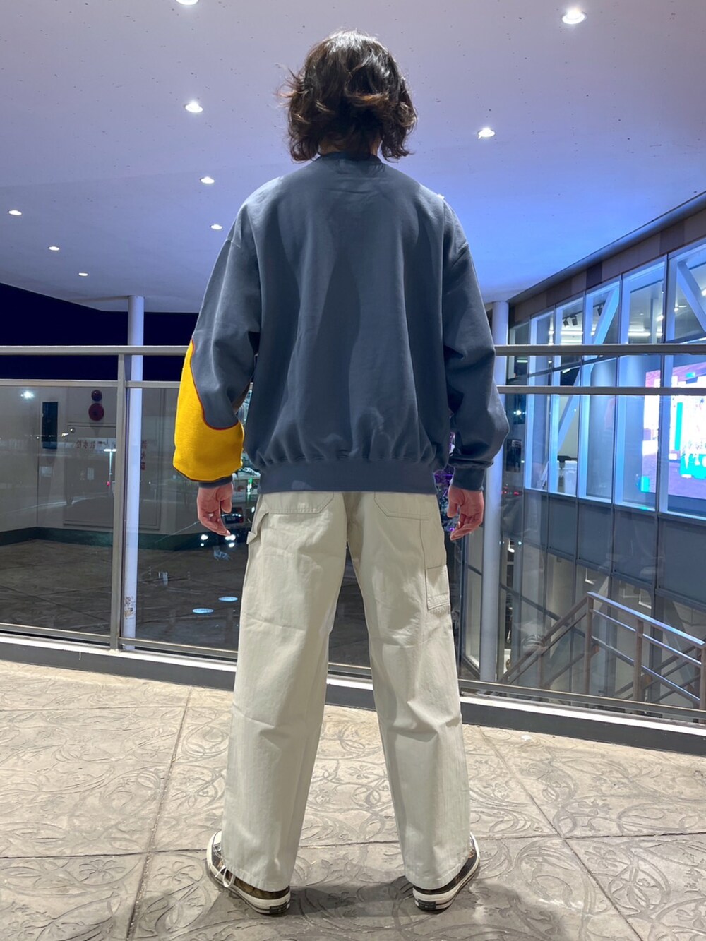 グレー系のスウェット、ホワイト系のその他パンツを着用したメンズの春コーディネートの2枚目の写真