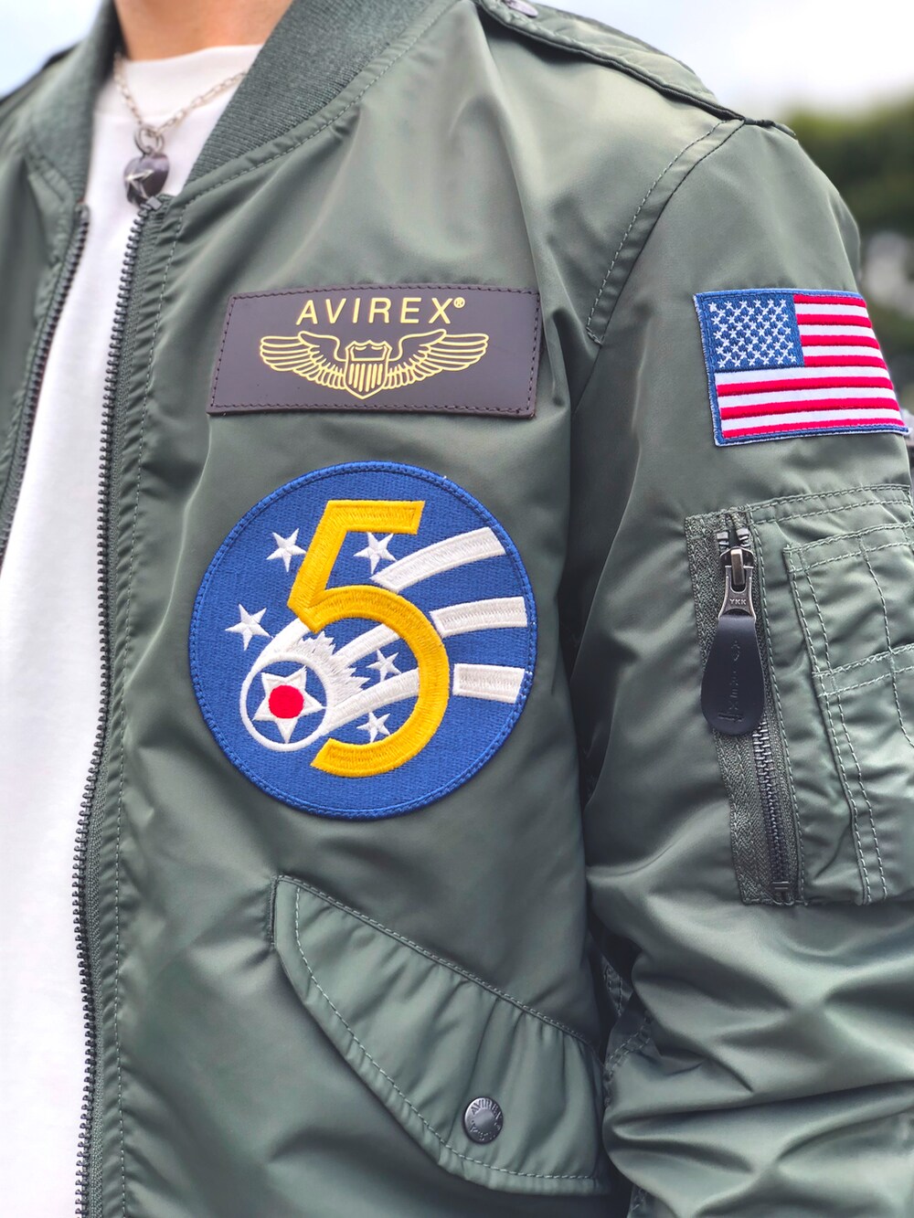 ホワイト系のTシャツ/カットソー、ブルー系のブルゾン、その他のデニムパンツを着用したメンズの秋コーディネートの4枚目の写真