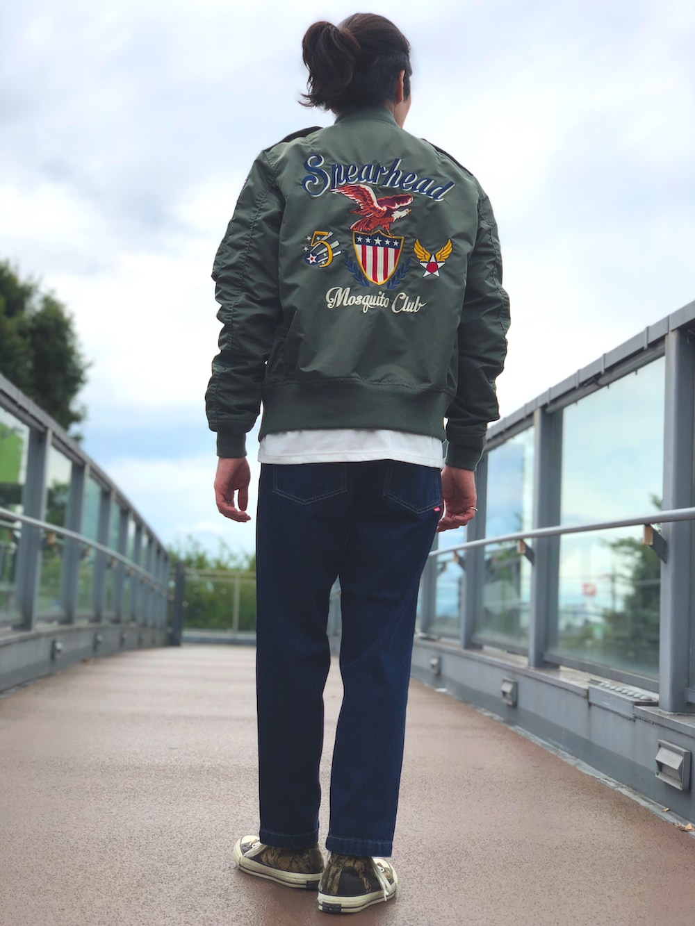 ホワイト系のTシャツ/カットソー、ブルー系のブルゾン、その他のデニムパンツを着用したメンズの秋コーディネートの2枚目の写真